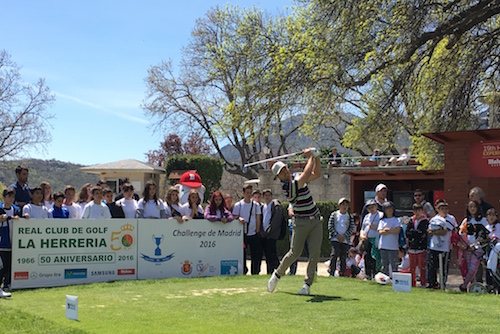 Pablo Martín-Benavides con alumnos programa Golf en Colegios©Javier Jiménez.JPG