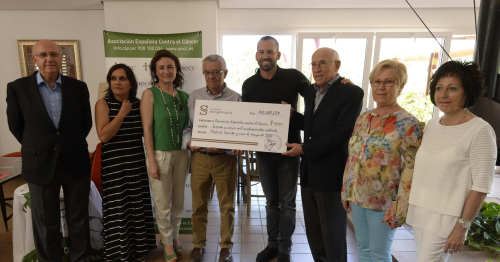 Sergio García entrega recaudación Open España AECC.png