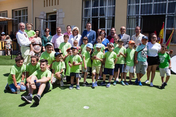 Autoridades y alumnos inauguración putting-green Colegio CRA Los Olivos©Mariano Herranz.jpg